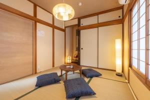 大阪Tsukiyume Kan - House with Parking, 10Mins to USJ, Tennoji, Namba的一间房间,配有桌子和两个枕头
