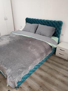 Prolomska BanjaStari Hrast 2的卧室里一张带蓝色床头板的床