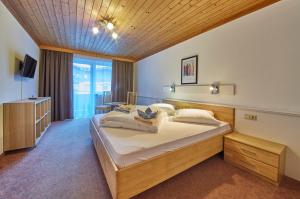 萨尔巴赫盖斯哈格酒店的一间卧室,卧室内配有一张大床