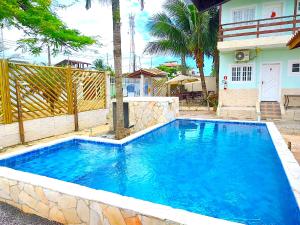 乌巴图巴雷坎托玛拉杜巴旅馆的一座大蓝色游泳池,位于房子前