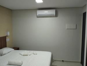 嘎林海斯港Pousada Casarão do Porto - Porto de Galinhas PE的一间卧室配有一张床,上面有两条毛巾