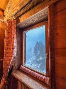 格雷桑La Buca delle Fate的窗户,享有雪覆盖的树景