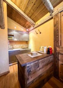 格雷桑La Buca delle Fate的一间厨房,内设木制台面