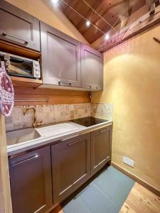 格雷桑La Buca delle Fate的厨房配有不锈钢橱柜和水槽