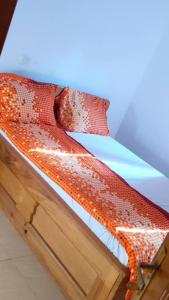 BanaVilla Valentine的床上的橙色棉被