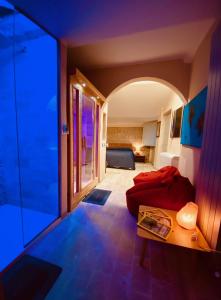 托迪Vermaaten Boutique Suites Diamond的一间客厅,配有红色的床和玻璃门