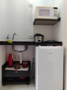 乌巴图巴Boa Vida Ubatuba的一间带微波炉和冰箱的小厨房