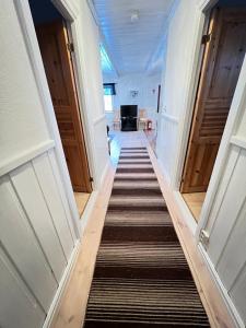 萨伦Norra Brändan的走廊设有长长的楼梯和木门