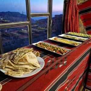 达纳达纳塔酒店的一张桌子,上面放着几盘食物