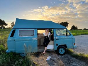 波尔蒂芒Rent a BlueClassics 's campervan vw T3 in Algarve au Portugal,的站在蓝色货车后面的女人