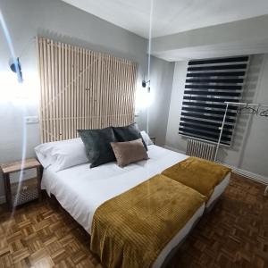 萨拉曼卡Luxury Family Homes M的卧室设有一张白色大床和一扇窗户。