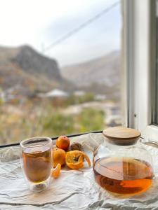 BjniSargsyans guest hause的茶壶和桌子上的橙子