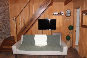 普孔Casa Loft Küme Felen的带沙发和平面电视的客厅