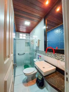 格拉瓦塔Lindo Privê 04 Suítes com AR, 5WC e Grande Piscina的浴室配有卫生间、淋浴和盥洗盆。