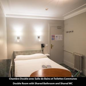 巴黎Port Royal Hotel的一间医院房间,配有白色床单