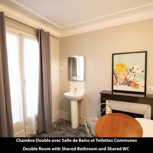 巴黎Port Royal Hotel的浴室配有盥洗盆、镜子和盥洗盆