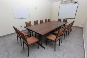 塔拉拉塔拉安迪娜标准酒店的一间会议室,配有木桌和椅子
