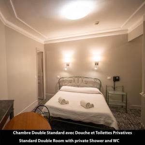 巴黎Port Royal Hotel的一间卧室配有一张床,上面有两条毛巾