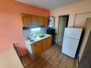 门多萨Departamento en Mendoza Capitál的厨房配有白色冰箱和水槽
