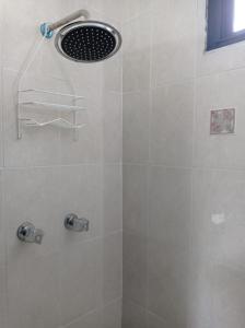 巴拿马城Doña Nancy的带淋浴喷头的浴室
