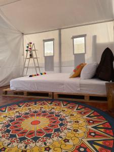 利马AMAY的帐篷内带两张床的房间,铺着地毯