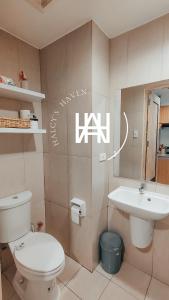 达沃市Halcy’s Haven, Studio Condo at the Heart of Davao的一间带卫生间和水槽的浴室