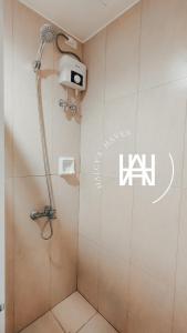 达沃市Halcy’s Haven, Studio Condo at the Heart of Davao的浴室设有淋浴,墙上有标志