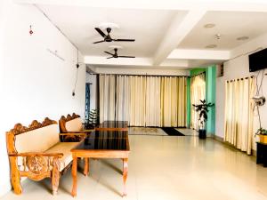 NalandaHotel Nalanda Guest House的客厅配有沙发和桌子