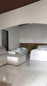 PlanaltinaFazenda Hotel Bem Ecológico的一间设有三张床的房间,其中一张沙发