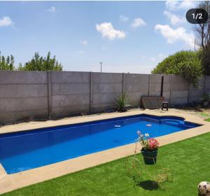 拉塞雷纳Casa de totys en la Serena的围栏旁的院子内的游泳池