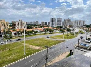 圣路易斯Biarritz temporadalitoranea的城市中一条空荡荡的街道,有高大的建筑