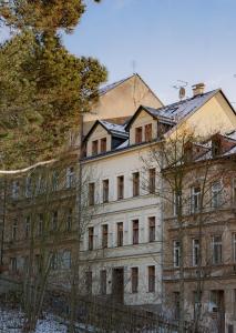卡罗维发利Excellent apartments in Karlovy Vary的前面有树木的白色大建筑