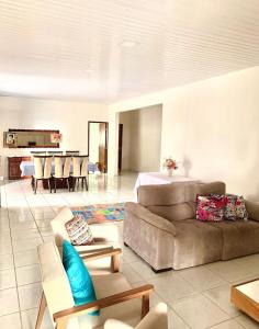 特里温福Casa do Pôr do Sol的客厅配有沙发和桌子