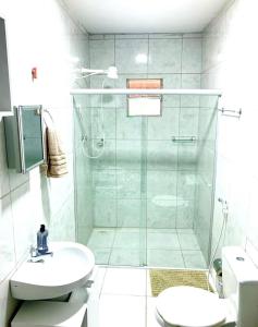 特里温福Casa do Pôr do Sol的带淋浴、卫生间和盥洗盆的浴室