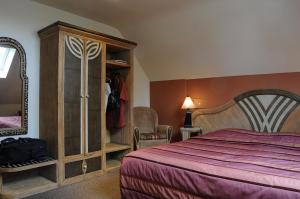 尼乌波特马提尼克酒店 的一间卧室配有一张床、梳妆台和镜子