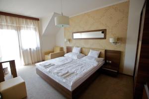 豪伊杜索博斯洛佩泽欧健身机场酒店的一间卧室,卧室内配有一张大床