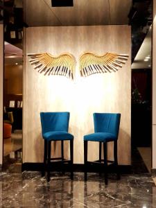 中和集瑷饭店的两把蓝色椅子,在墙上,有翅膀