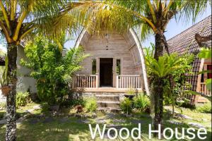普卢坎Ayumar Homestay Medewi的一座棕榈树的木屋