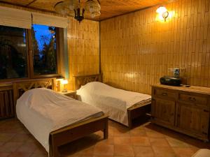 JeleniewoPokoje Kaja的一间卧室设有两张床,其中设有窗户。