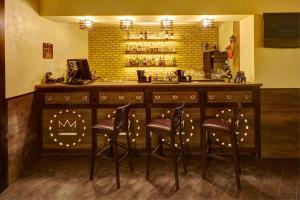 利沃夫三冠酒店 的吧台前有三把凳子的酒吧