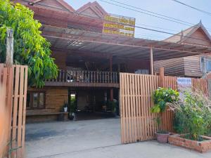 贡布Sunshine Hotel Kampot的前面有木栅栏的建筑