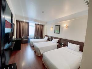 荣市Muong Thanh Thanh Nien Vinh的酒店客房设有两张床和电视。