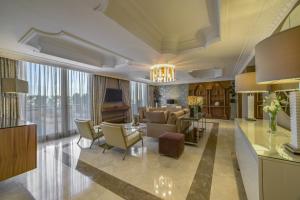 安曼安曼凯悦大酒店的客厅配有沙发和桌子
