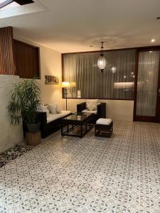 勒吉安阿拉纳套房酒店的客厅配有沙发和桌子