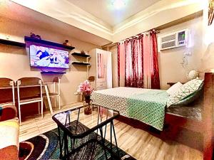 宿务Across Sm City Cebu Sunvida Tower Studio Unit的一间带床和电视的客厅