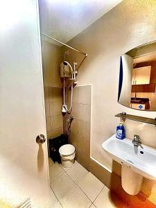 宿务Across Sm City Cebu Sunvida Tower Studio Unit的一间带卫生间和水槽的小浴室