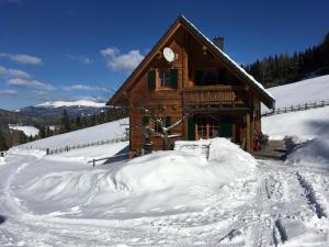 巴特圣莱昂哈德艾Gerstbreinhütte的雪地里的小木屋,积雪