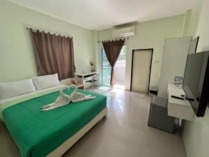 素叻帕庞孔公寓的一间卧室配有一张带两个天鹅的床