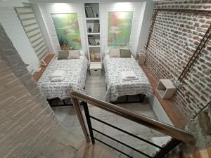 科尔多瓦Martina´s home的小型客房的两张床,设有楼梯