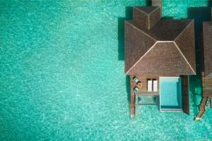 南马累环礁Anantara Veli Maldives Resort - Special Offer On Transfer Rates For Summer 2024的海洋上的一个小房子